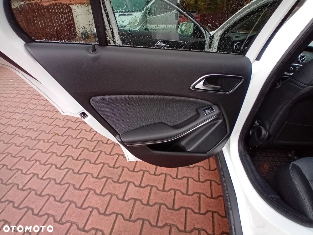 Mercedes-Benz GLA 200 7G-DCT Urban - 23