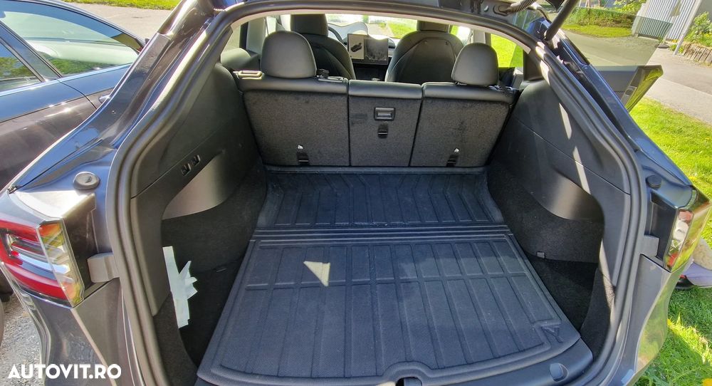 Tesla Model Y Long Range Dual Motor AWD - 9