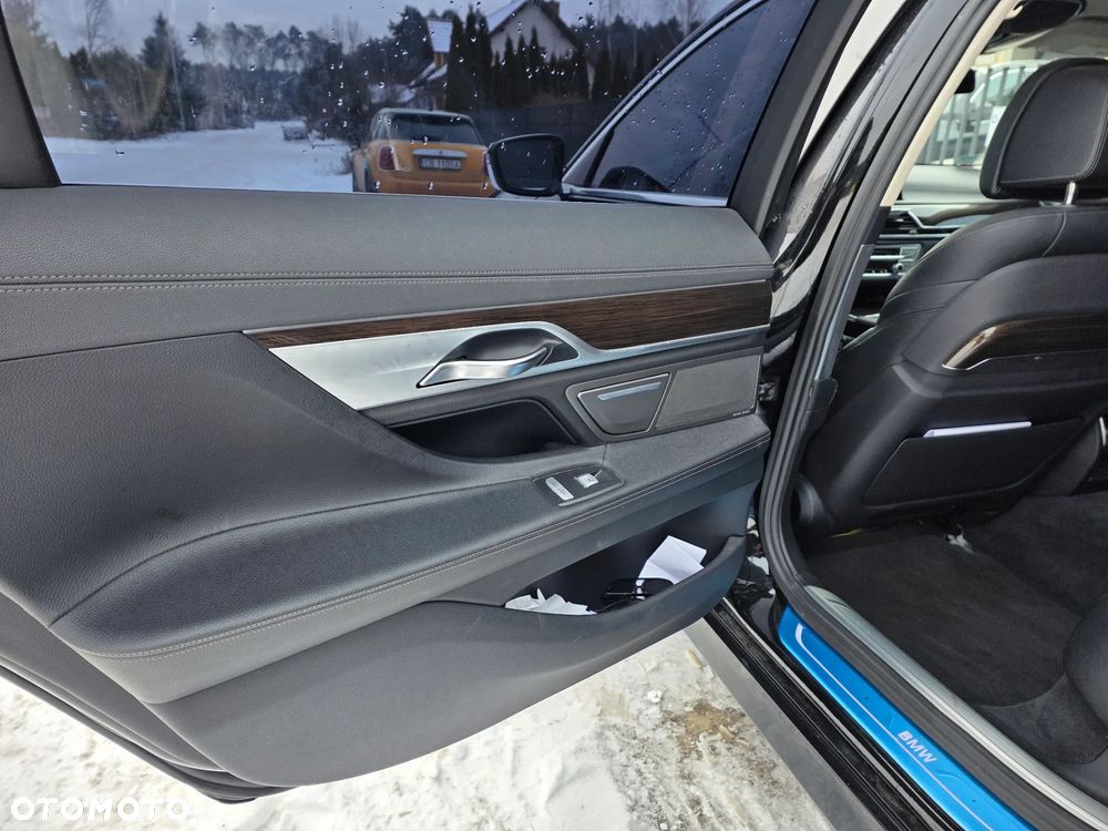 BMW Seria 7 740Li - 24
