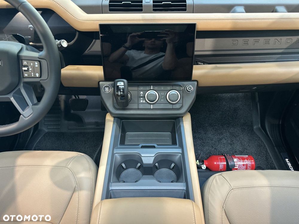 Land Rover Defender - 17