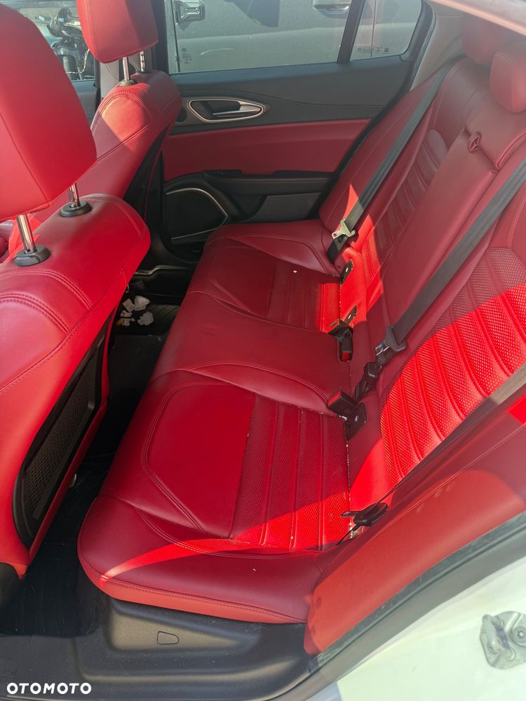 Alfa Romeo Giulia 2.0 Turbo 16V AT8-Q4 Veloce Ti - 12