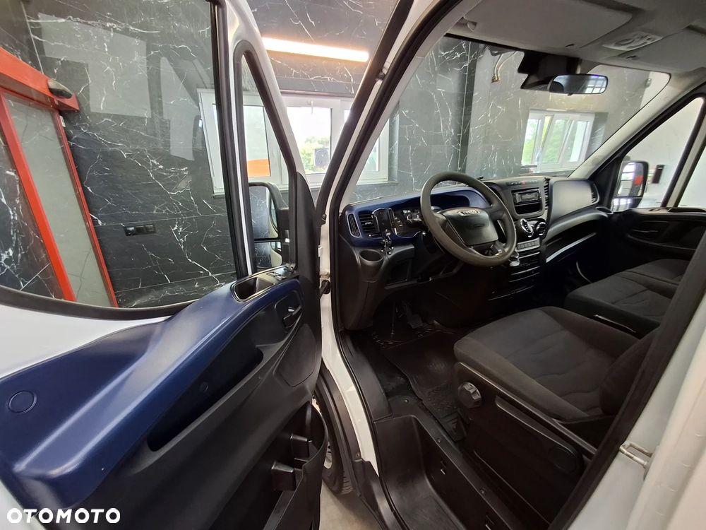 Iveco Daily 35S18 Długość Paki 410 CM Skrzynia Biegów HI-MATIC 2018 Rok Udźwig Haka 3500 Kg 3 Miejsca Silnik 3.0 Moc: 180 KM Hak - 16