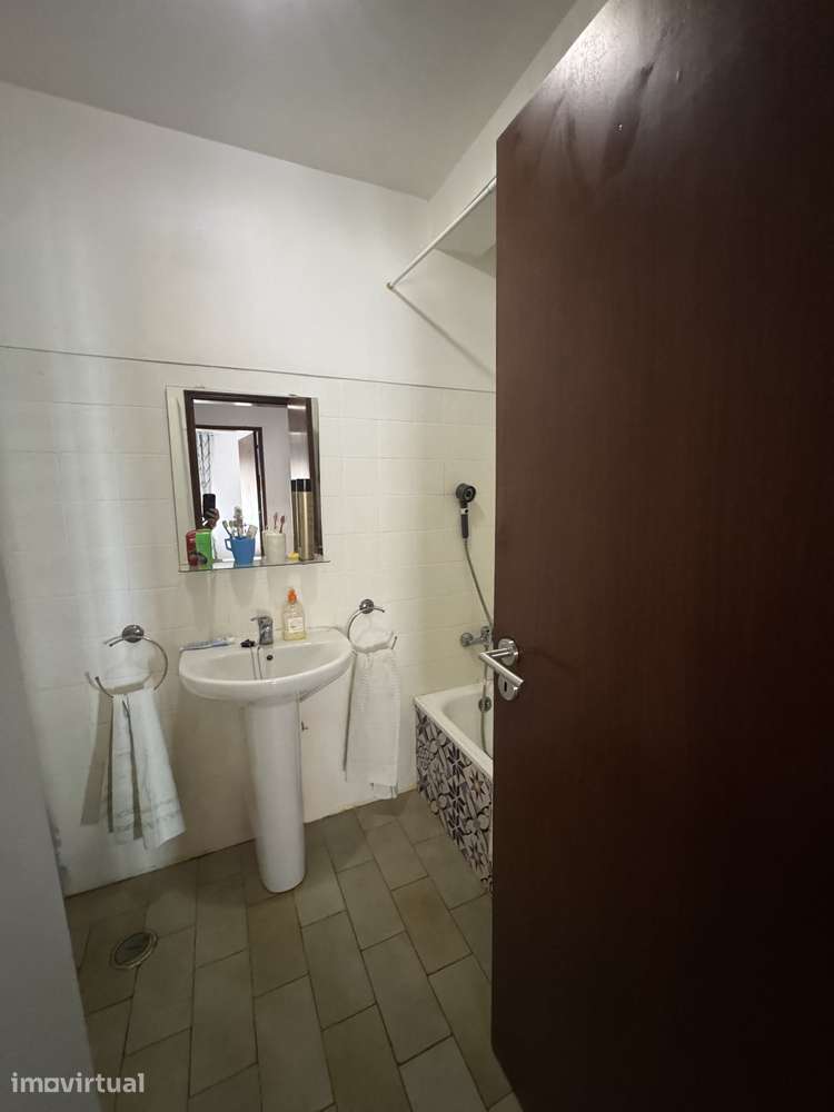 Apartamento T2 em 1° andar sem elevador, com varanda e terraço - Grande imagem: 4/15
