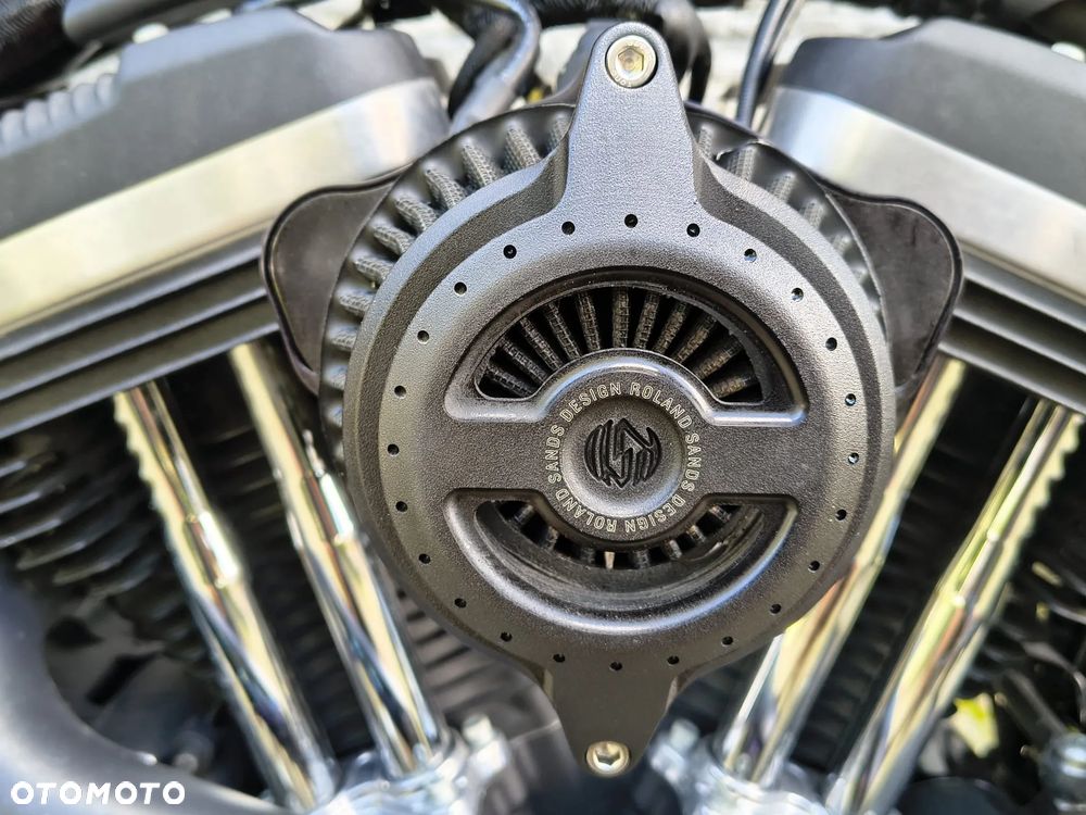 Harley-Davidson Sportster Custom 883C - 11