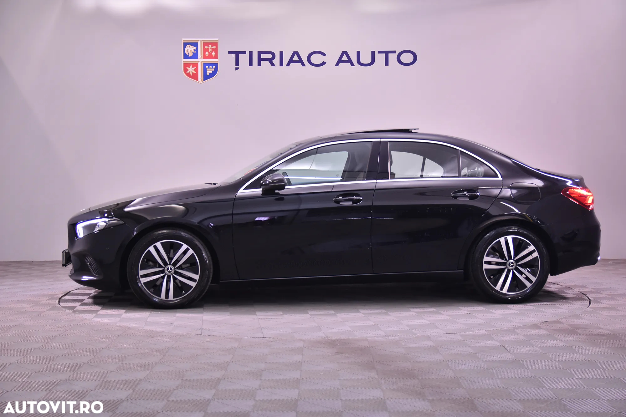 Mercedes-Benz A 220 4MATIC Sedan Aut. - 2