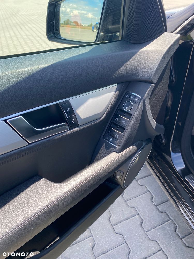 Mercedes-Benz Klasa C 300 CDI DPF 4Matic (BlueEFFICIENCY) 7G-TRONIC Avantgarde - 14