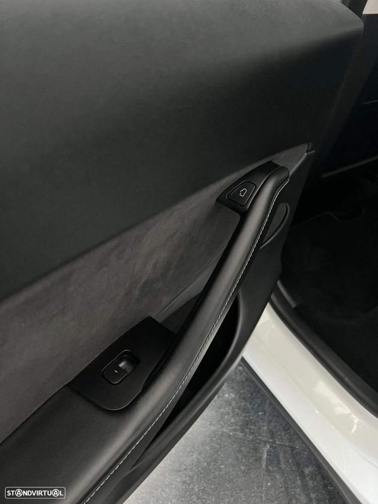 Tesla Model Y Long Range Dual Motor AWD - 12