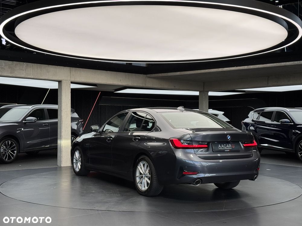 BMW Seria 3 318i - 4