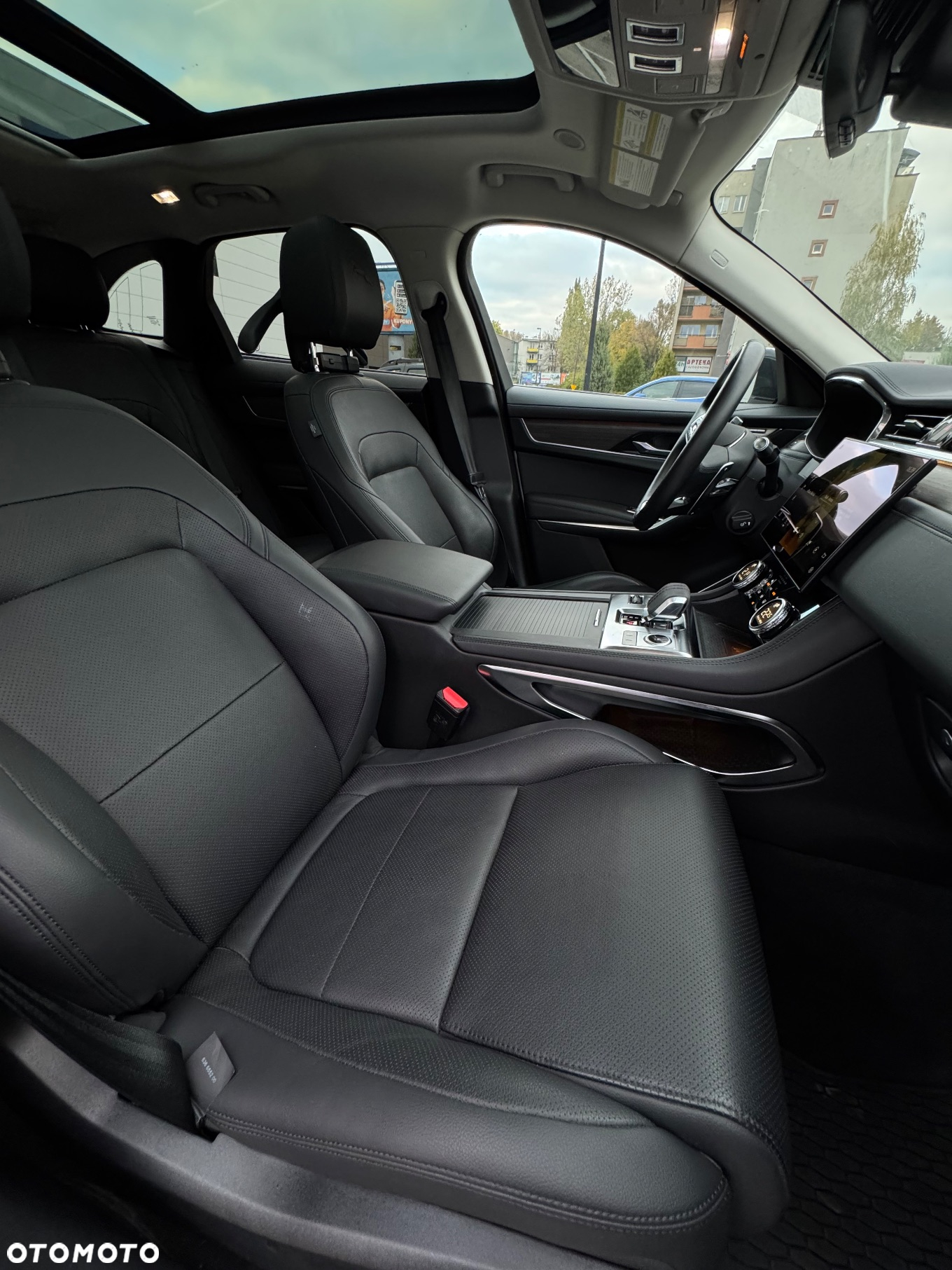 Jaguar F-Pace P250 AWD R-Dynamic SE - 24