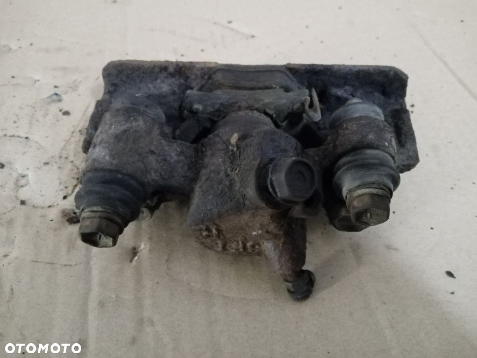 Zacisk hamulcowy prawy tył tylny Toyota Yaris I - 4