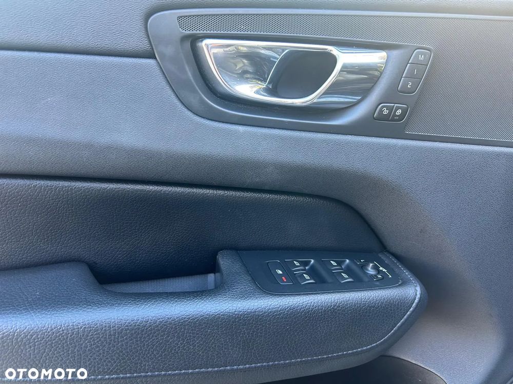 Volvo XC 60 T6 AWD Momentum - 22