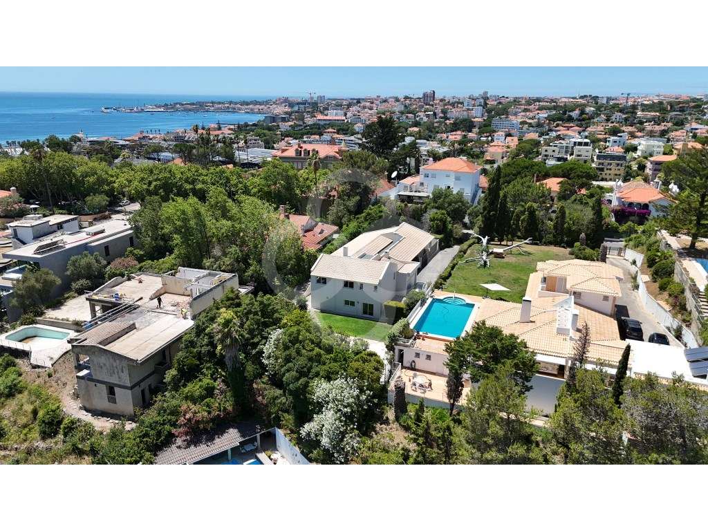 Moradia T6 Isolada no Estoril com piscina e garagem mais espaços ve... - Grande imagem: 2/42
