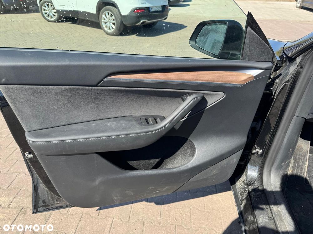 Tesla Model Y Long Range Dual Motor AWD - 9