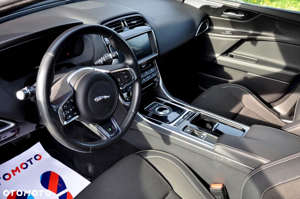 Jaguar XE 2.0 D AWD R-Sport - 24