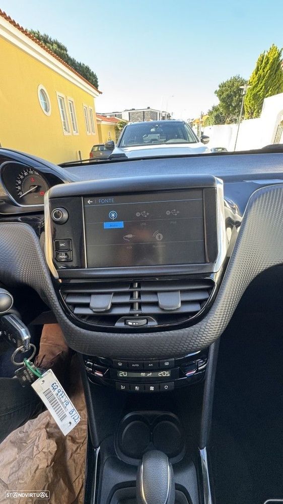 Peugeot 2008 1.2 PureTech Allure EAT6 - 24