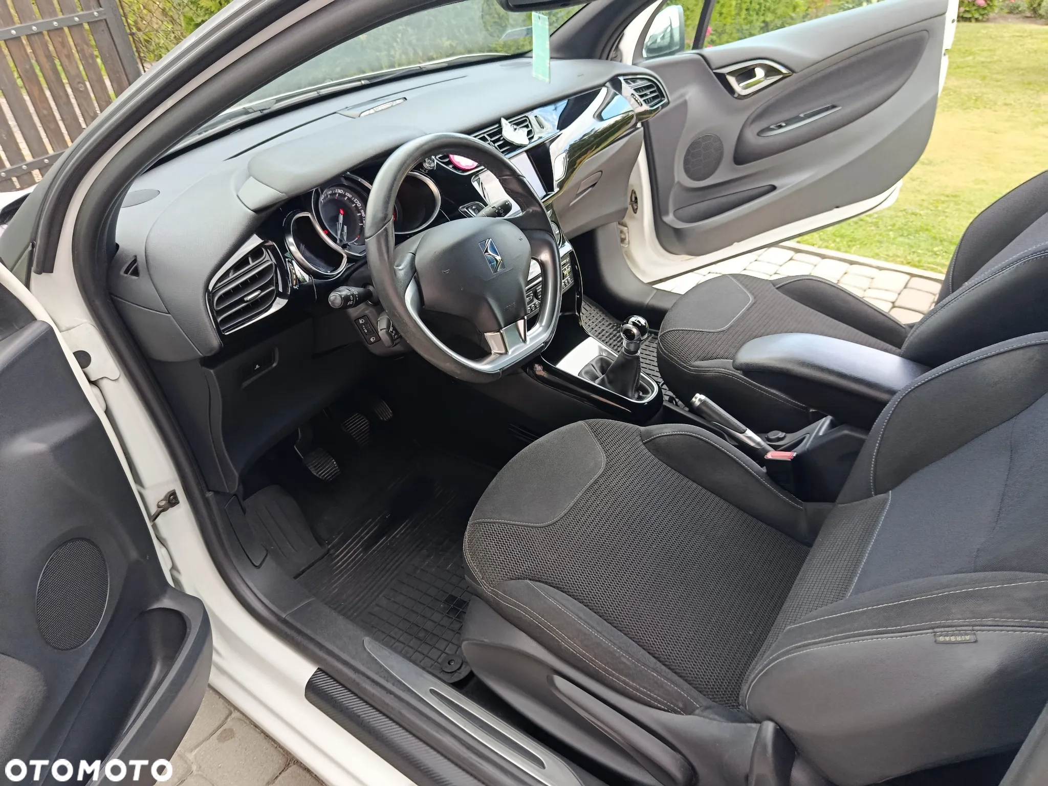 Citroën DS3 HDi 90 FAP SoChic - 8
