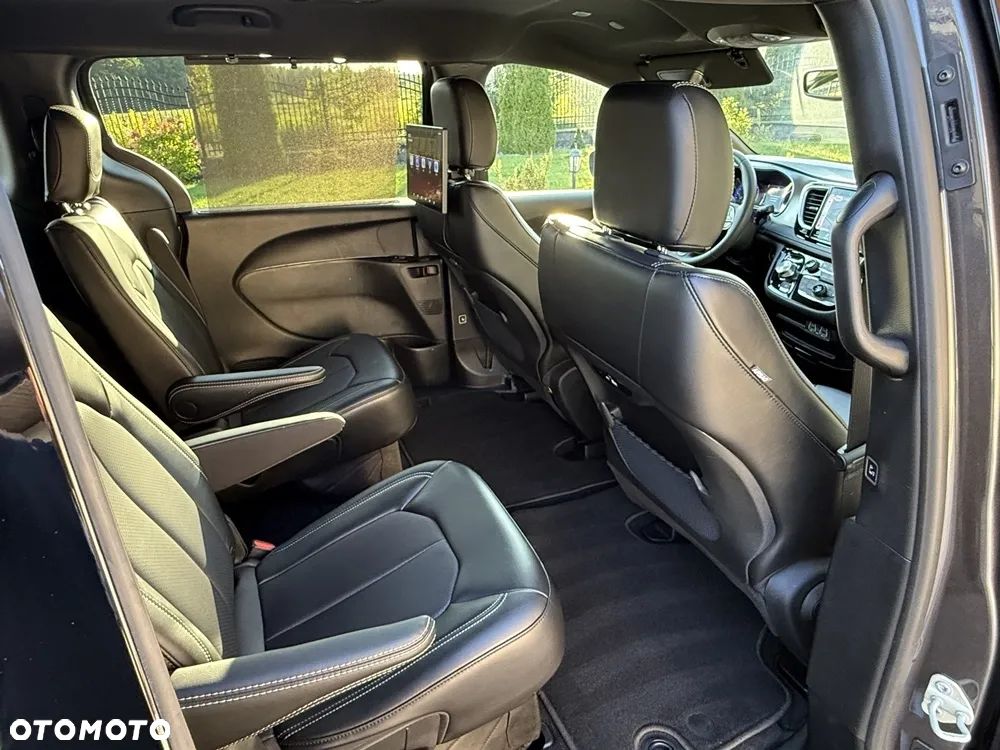 Chrysler Pacifica - 32