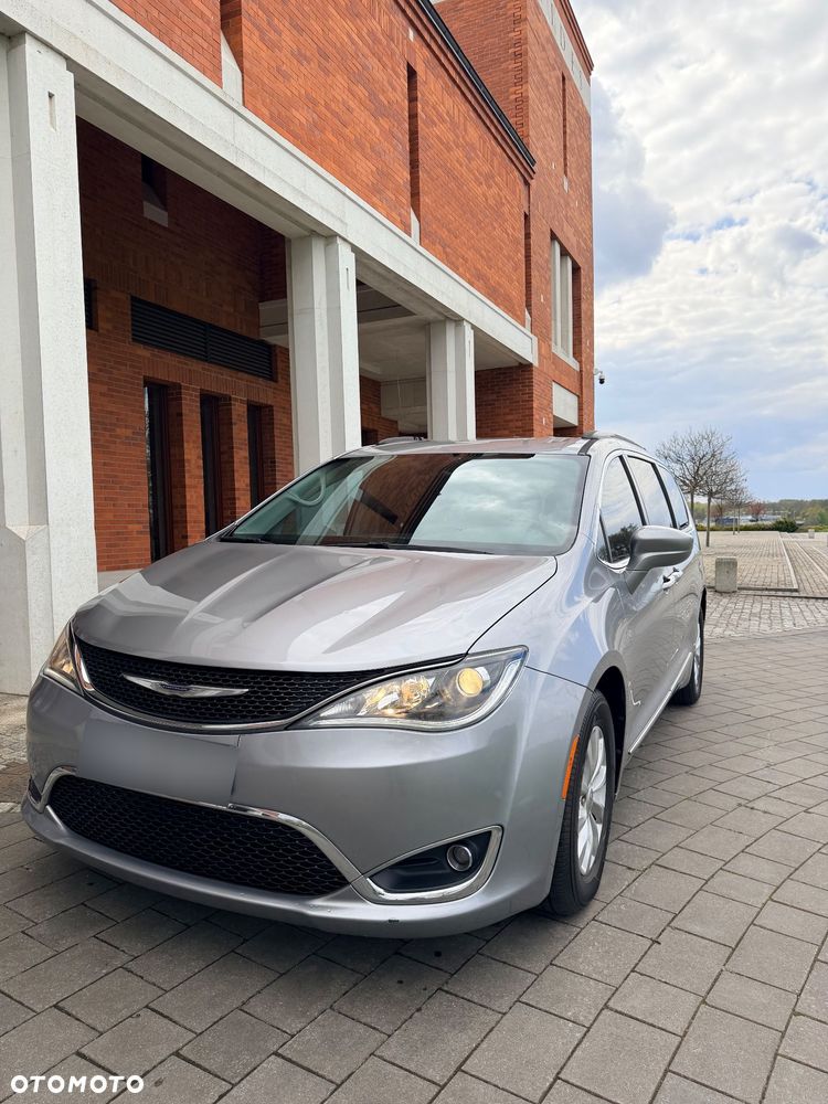 Chrysler Pacifica - 8