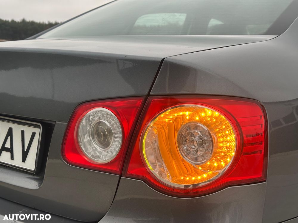 Volkswagen Jetta 1.9 TDI Comfortline - 12