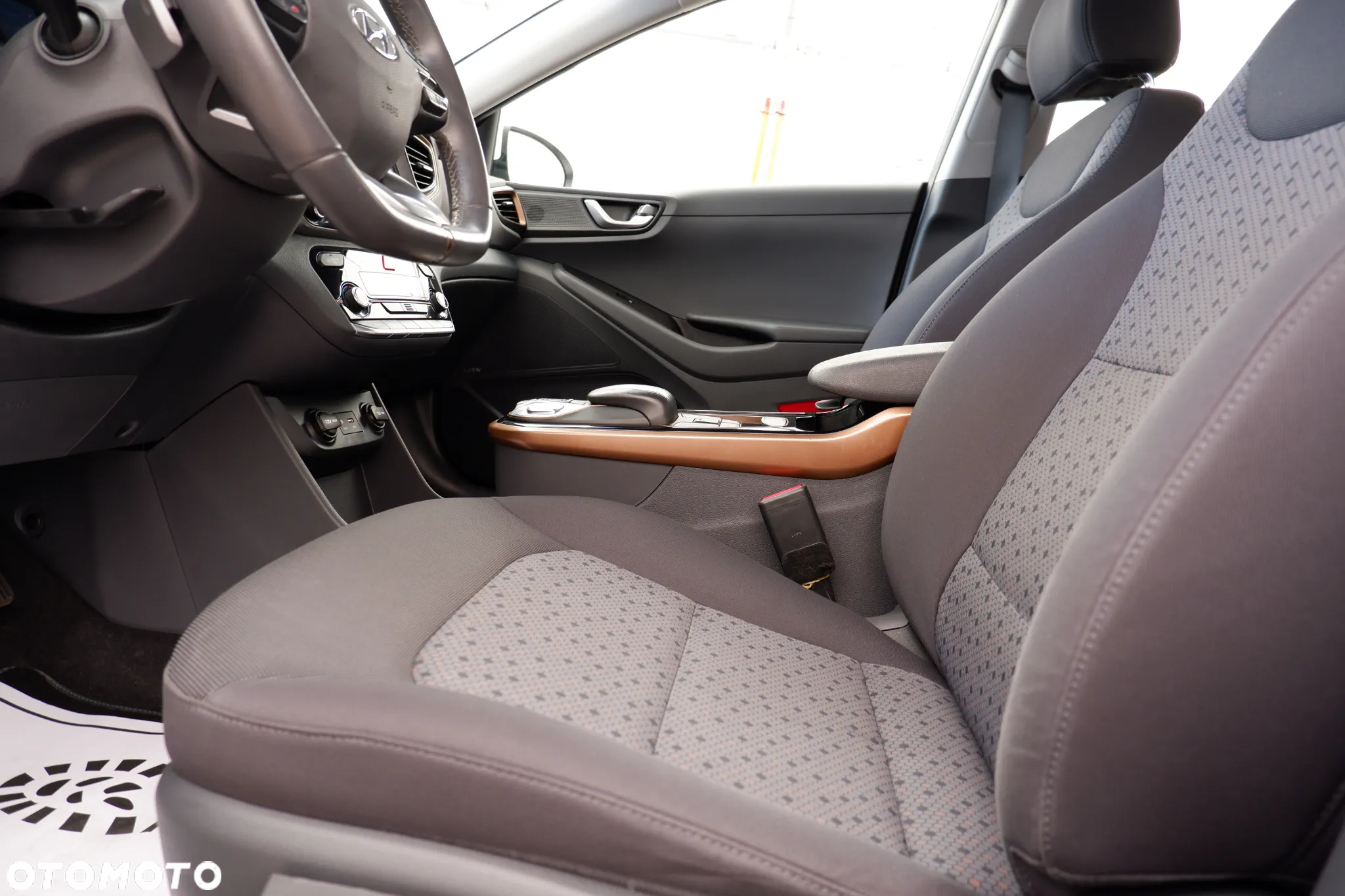 Hyundai IONIQ - 29