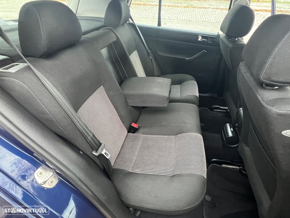 VW Golf 1.9 TDi 25 Anos - 9
