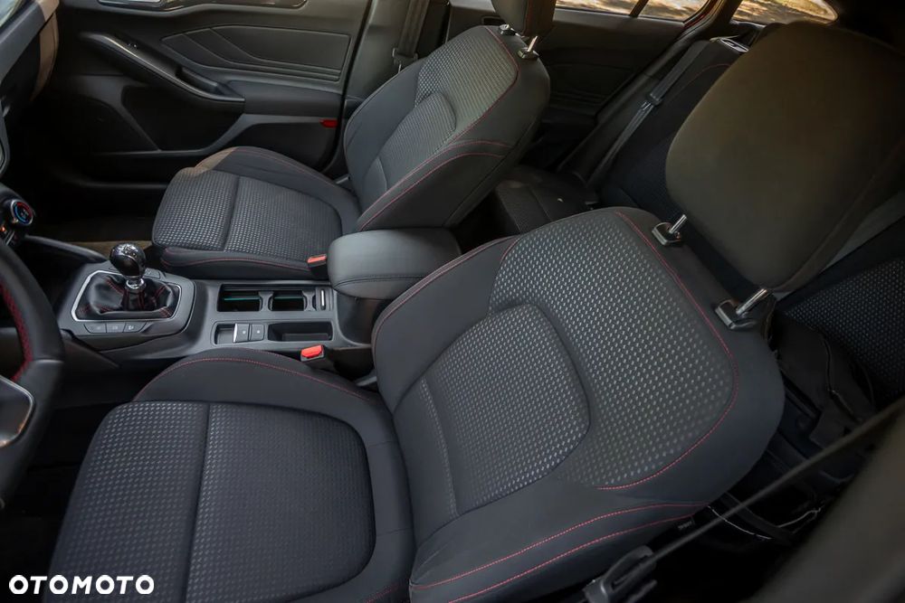 Ford Focus 1.0 EcoBoost Start-Stopp-System ST-LINE DESIGN - 16