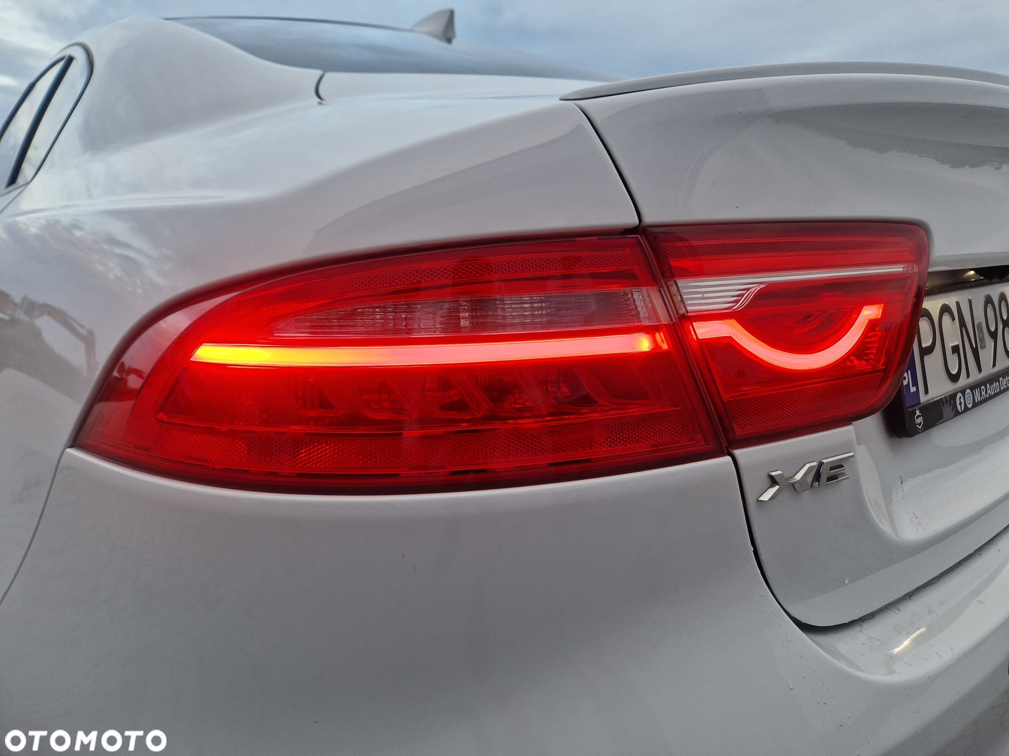 Jaguar XE 2.0 D R-Sport - 10