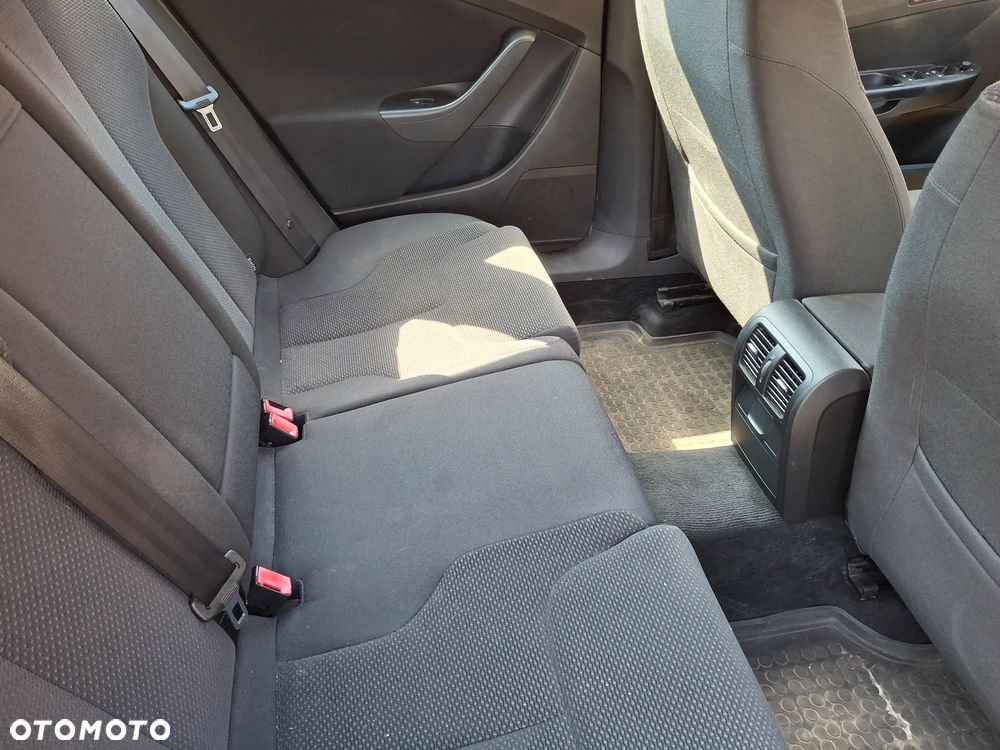 Volkswagen Passat 2.0 TDI DPF BlueMot Comfortline - 6