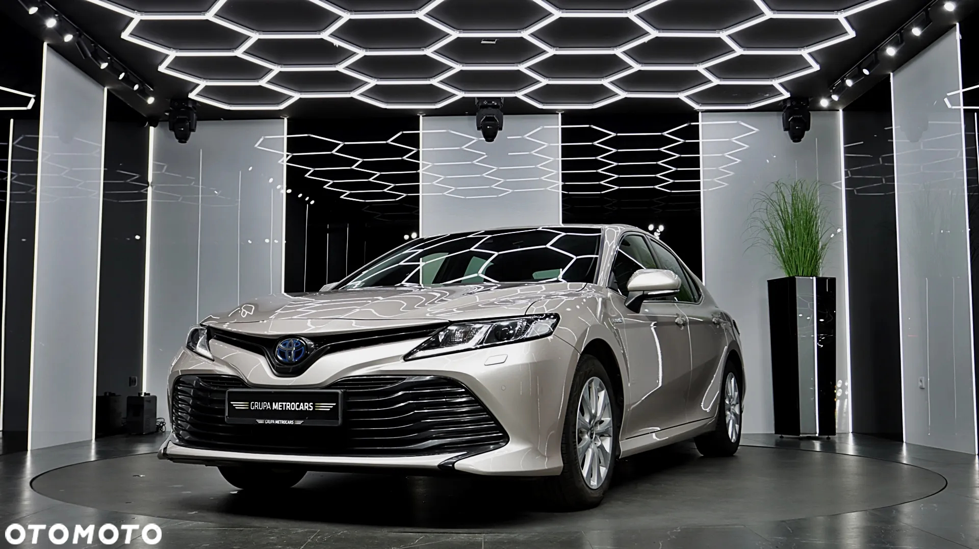 Toyota Camry 2.5 Hybrid Comfort CVT - 2