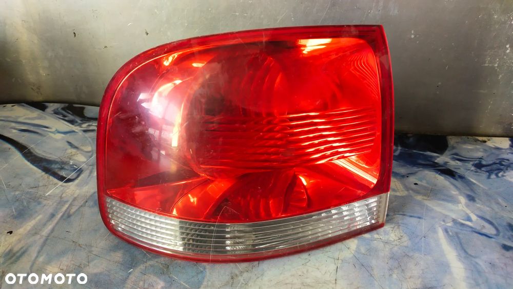 LAMPA LEWY TYŁ W BŁOTNIK VW TOUAREG 7L6945095K