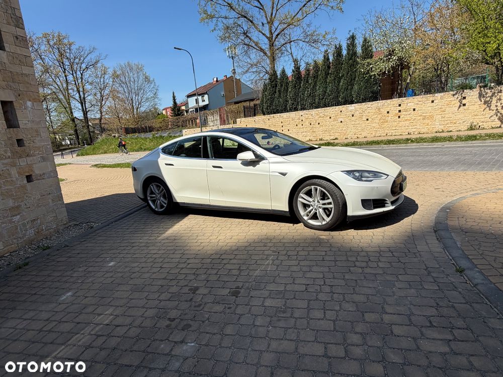Tesla Model S 85 D - 9