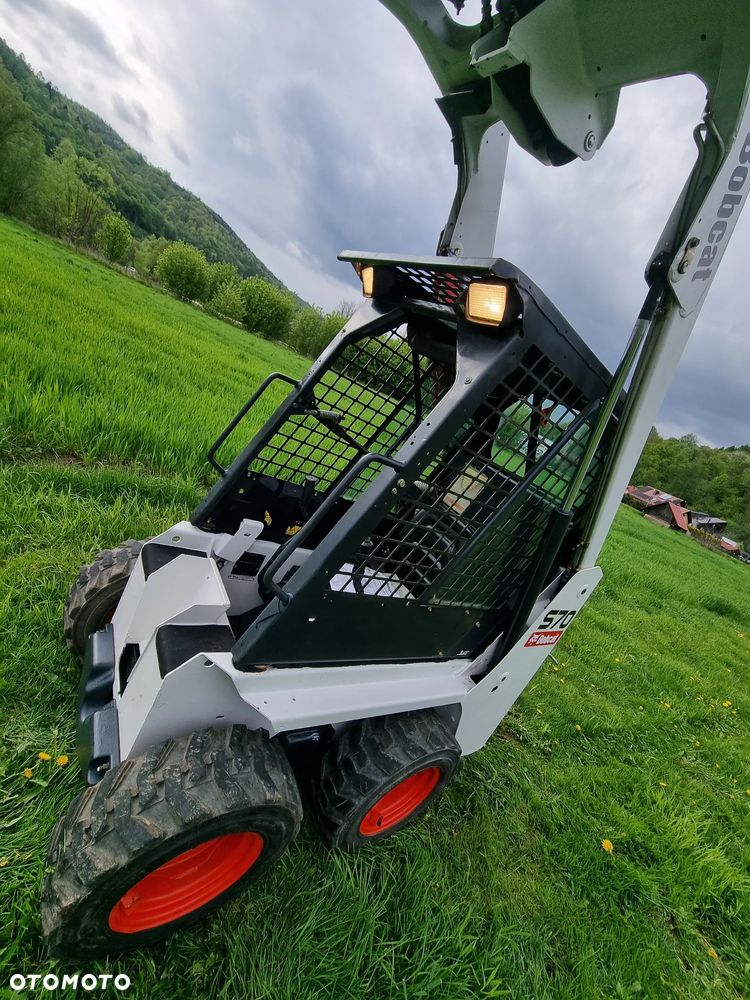 Bobcat S70 Mini-ładowarka 4x4 wózek terenowy. Łyżka! Wyjścia Hydrauliczne pod urządzenia z przodu! 2018 rok prod. 564 MTG. aktualne serwisy DEKRA. Dokumentacja. silnik Kubota 3cyl. Maszyna Jak Nowa z Salonu! Pochodzi z Norweskiego Gospodarstwa! Zero luzów i wycieków. Bardzo mocna i wydajna maszyna o małych gabarytach! Wąska miesci się do najbardziej trudno dostępnych miejsc! Idealna do stajni. OKAZJA TANIO. Szybki i zwinny sprzęt potężna moc - 5