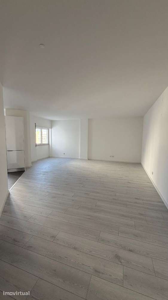 Apartamento T0 com parqueamento e vistas de mar - Grande imagem: 4/24