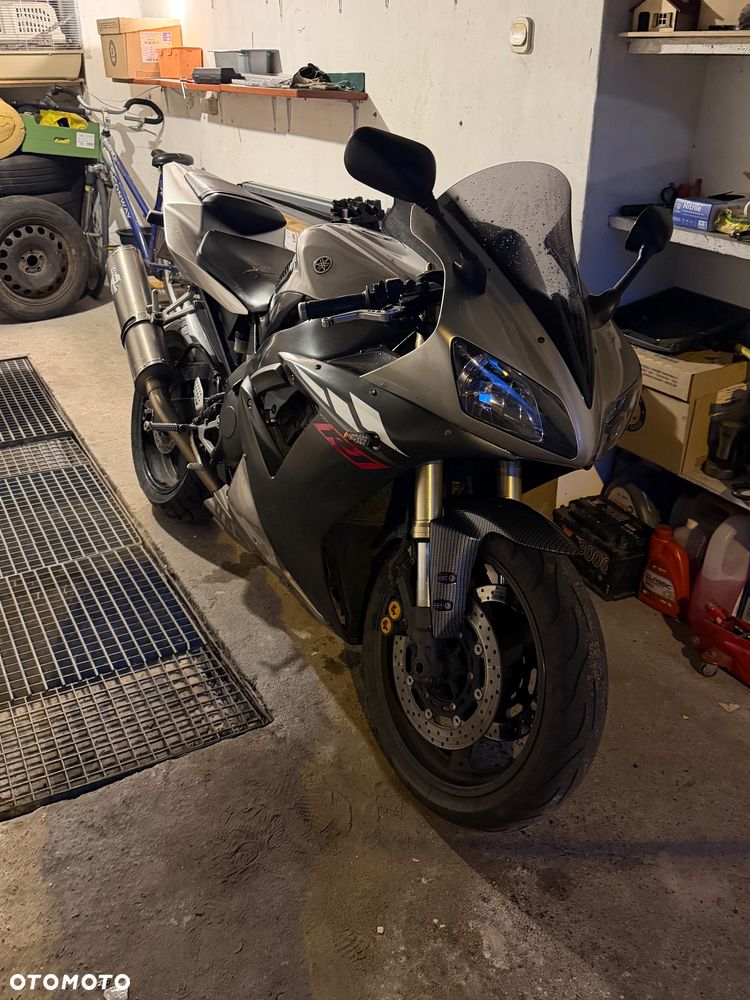 Yamaha R1 - 10