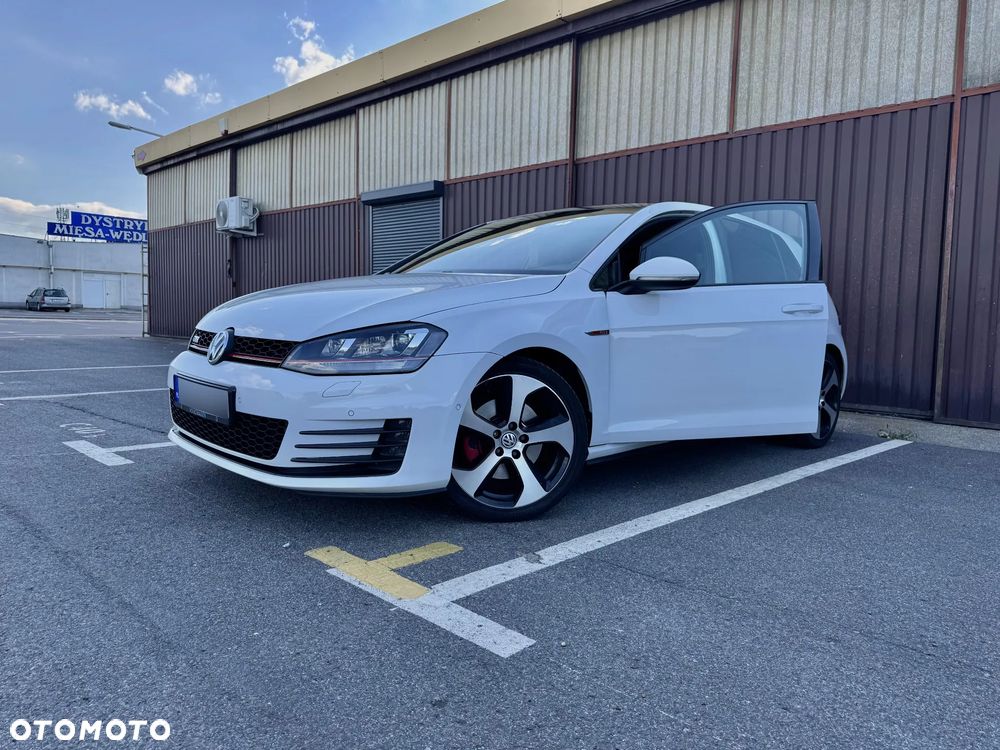 Volkswagen Golf - 1