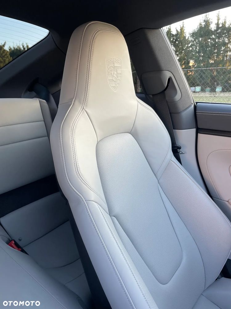 Porsche 911 Carrera 4 GTS - 6
