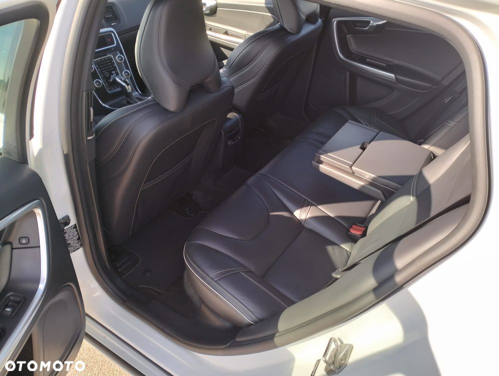 Volvo V60 T6 AWD Drive-E R-Design Momentum - 17