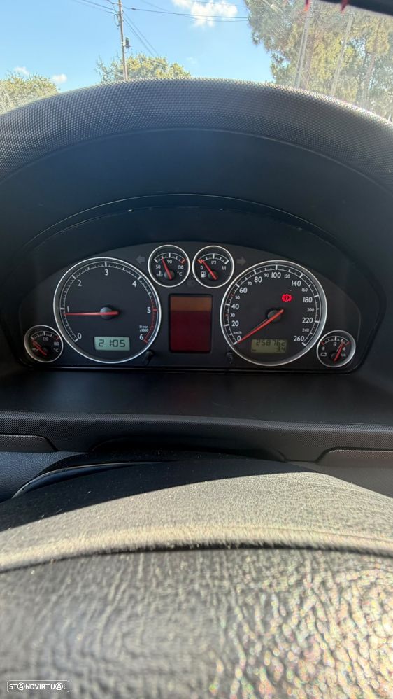 VW Sharan 1.9 TDi Highline 7L - 9