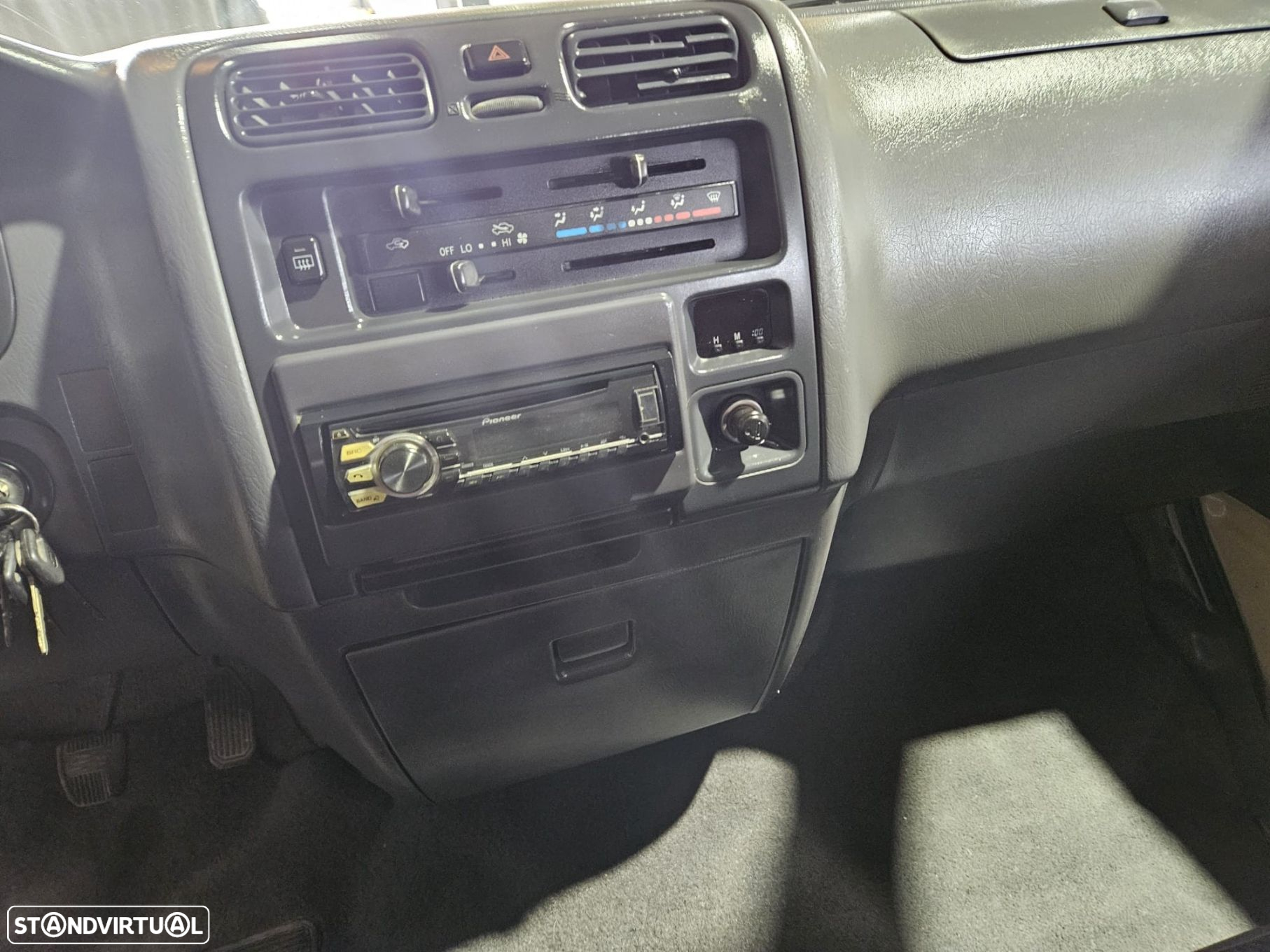Toyota HiAce 2.4 D LH102L - 7