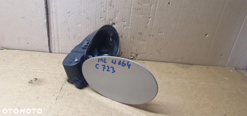 Klapka wlewu paliwa korek Mercedes ML W164 C723 A1646300267 - 1