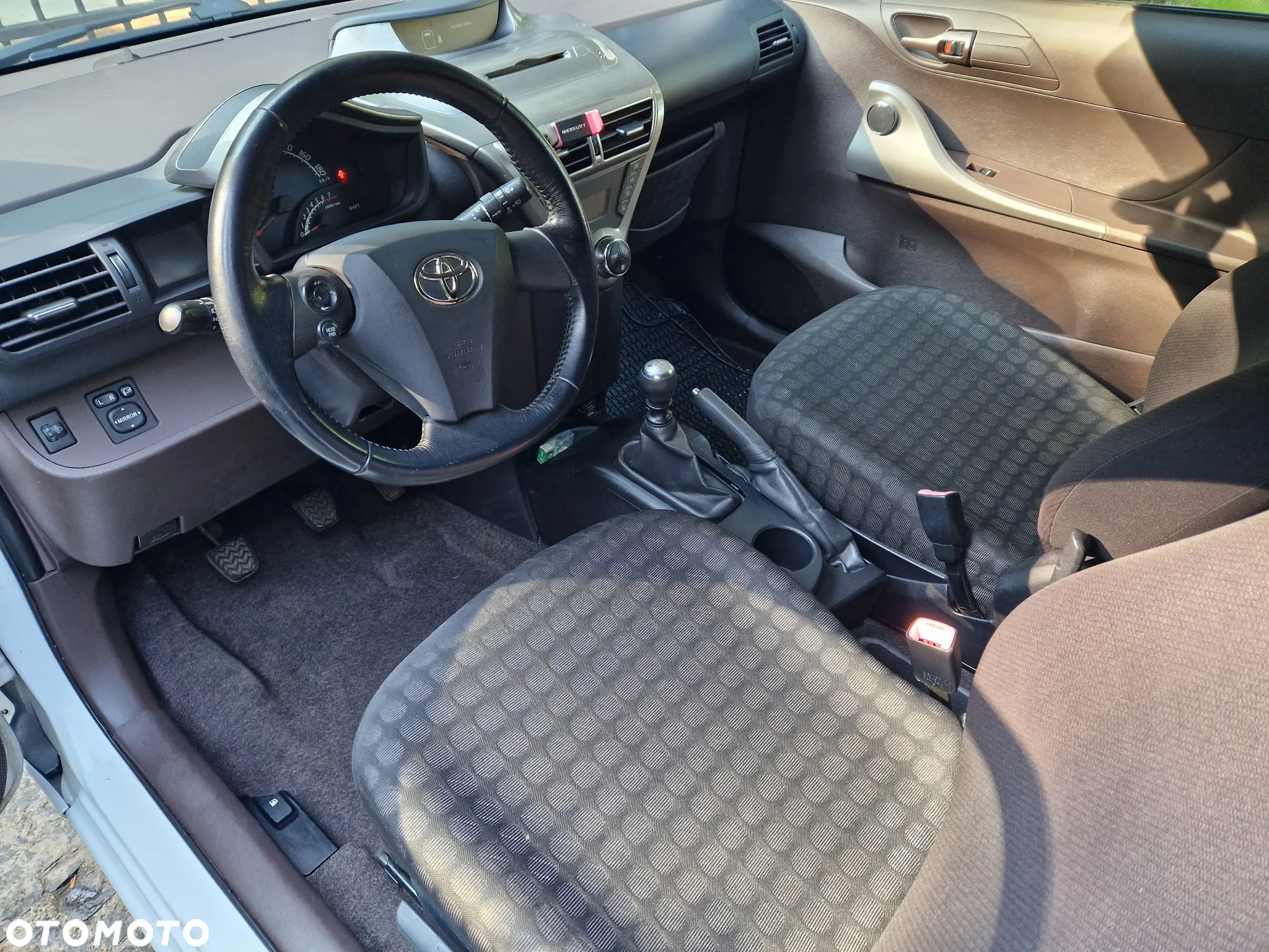 Toyota iQ - 14