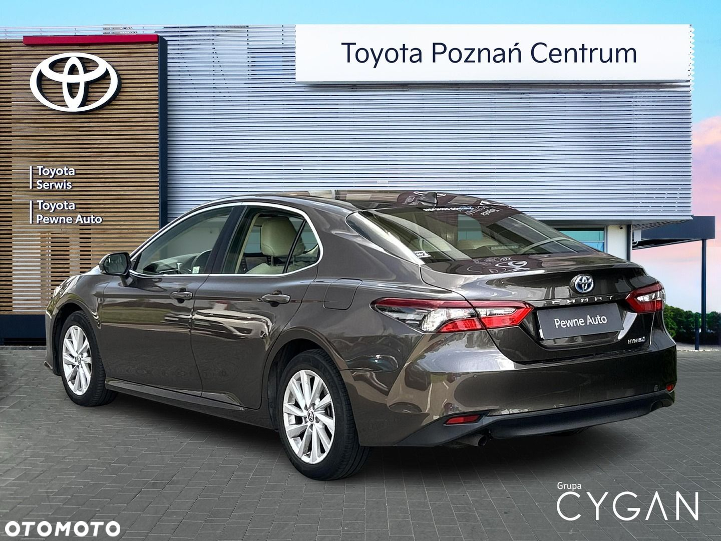 Toyota Camry - 4