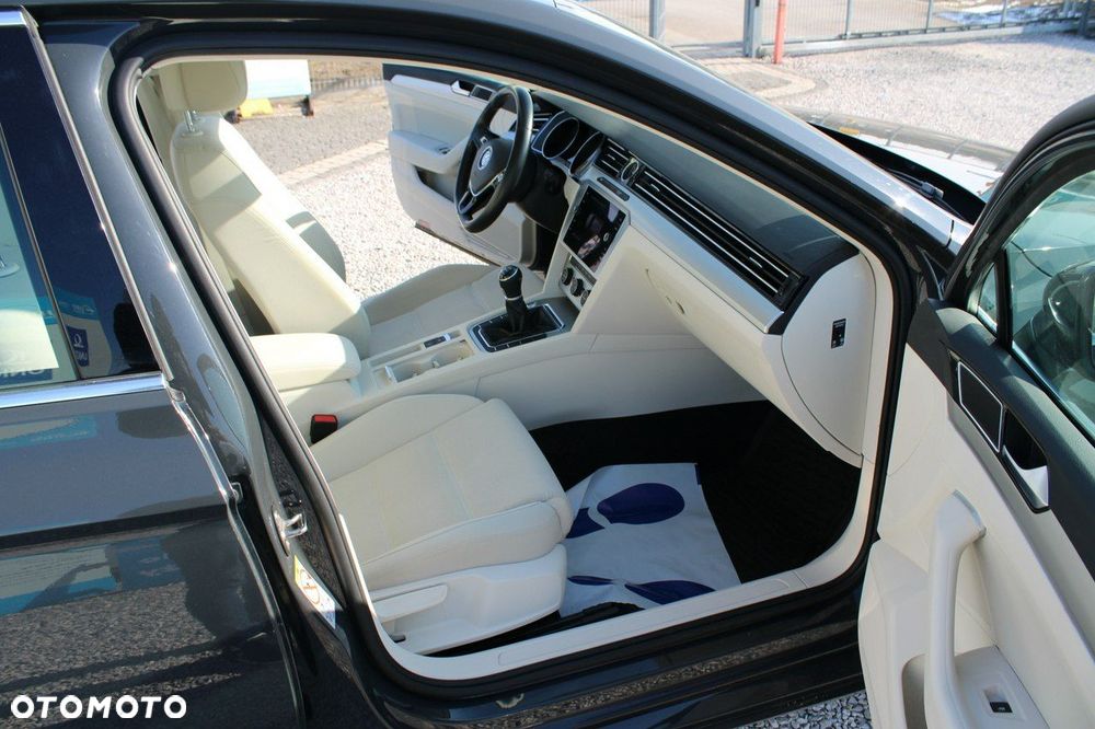 Volkswagen Passat - 32