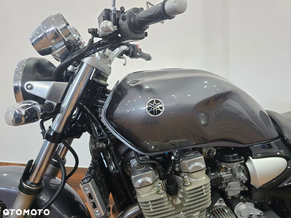 Yamaha XJR - 10