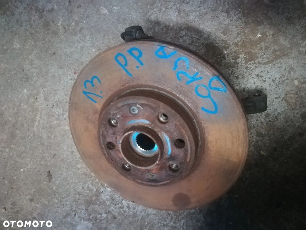 Zwrotnica Przednia Prawa Opel Corsa D 1.3 - 1