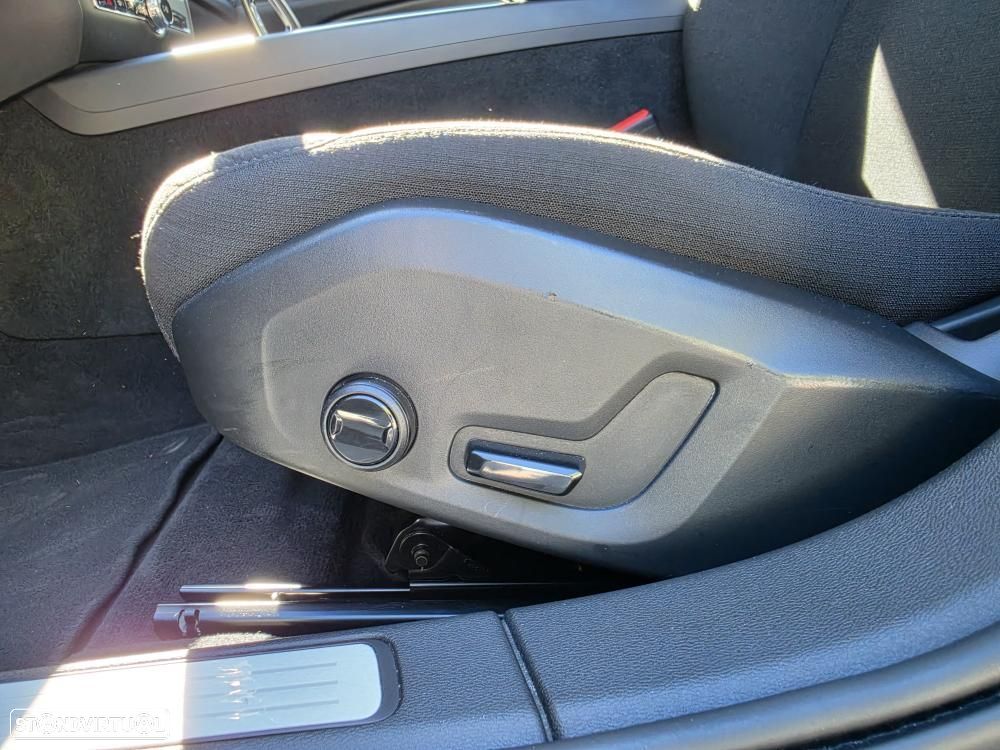 Volvo V60 2.0 B4 Momentum Geartronic — fotografia 17