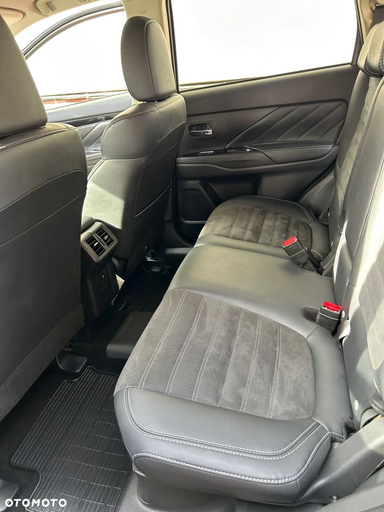 Mitsubishi Outlander 2.4 4WD Plug-In Hybrid - 7