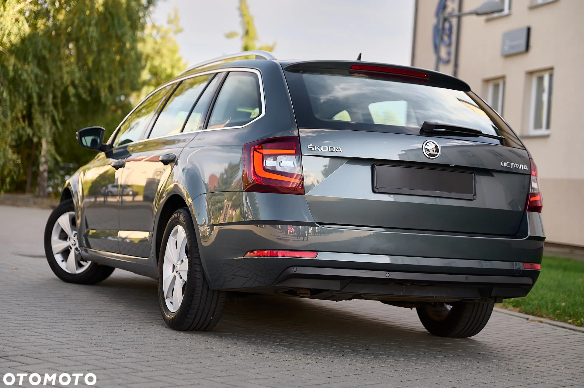 Skoda Octavia Combi 1.6 TDI DSG Ambition - 4