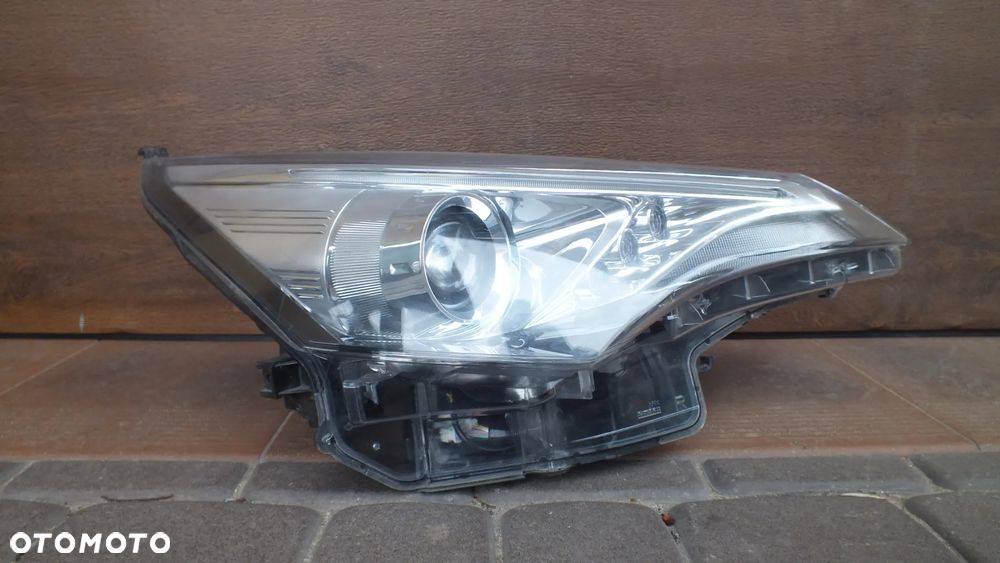 Lampa przednia prawa zwykła Toyota Avensis t29 lift - 2