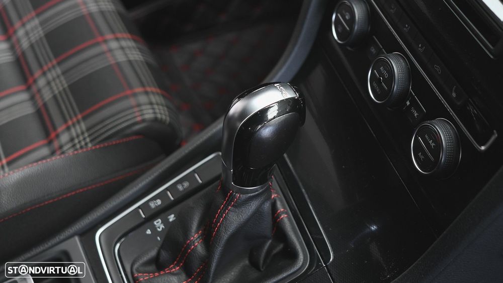 VW Golf 2.0 TSi GTi DSG - 40